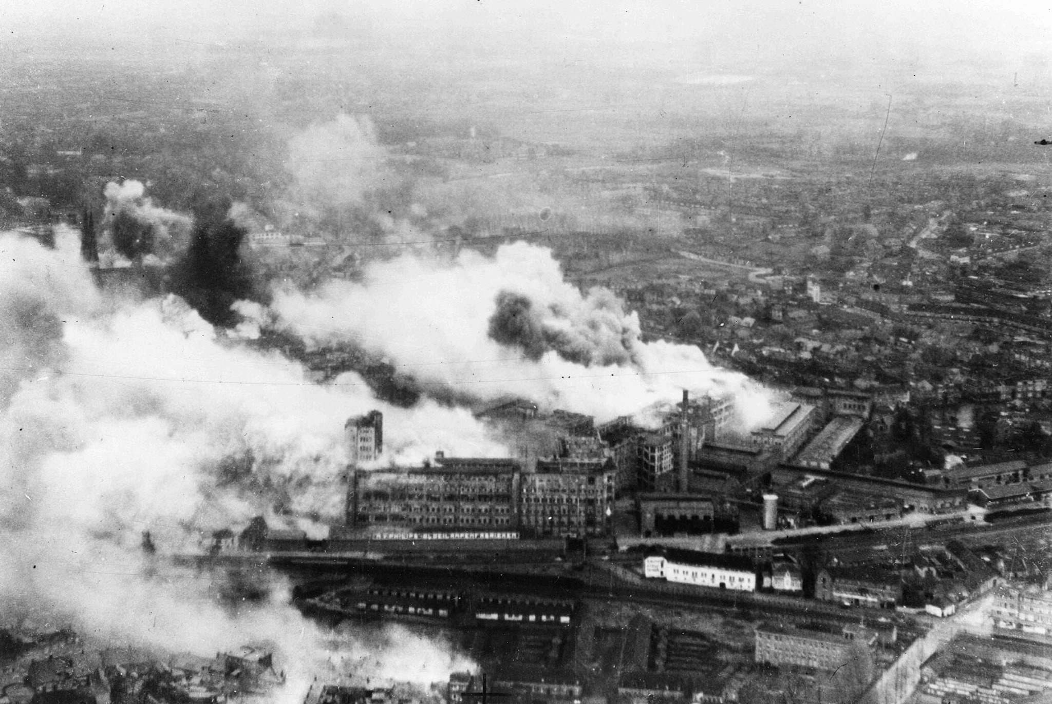 HET SINTERKLAASBOMBARDEMENT OP EINDHOVEN IN 1942