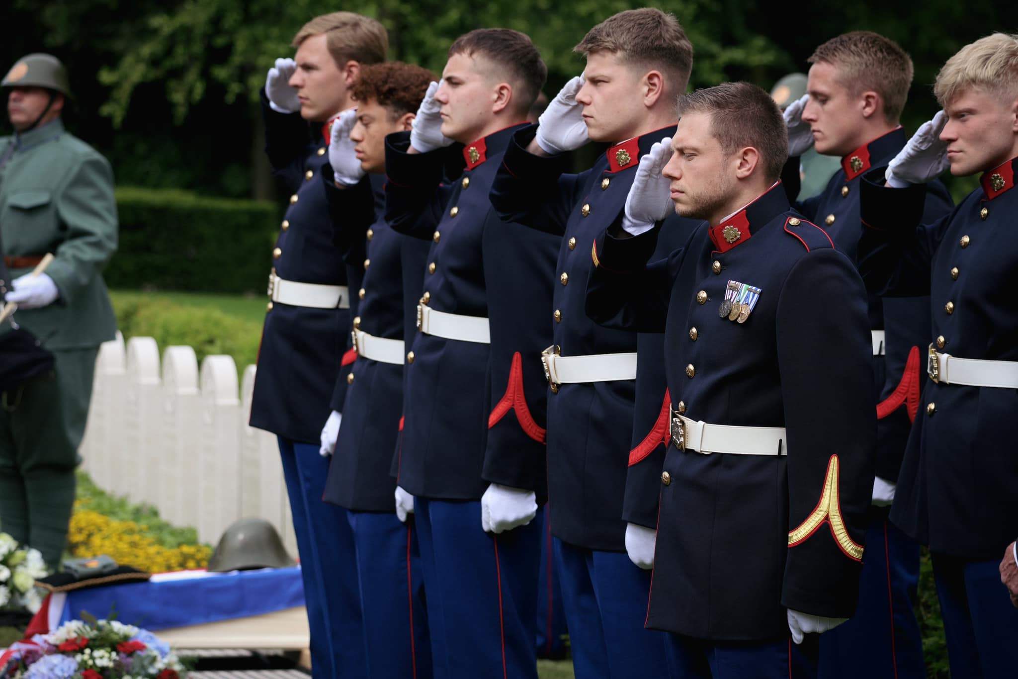 Herbegrafenis op de Grebbeberg van de Enschedese militair Roeloffzen.